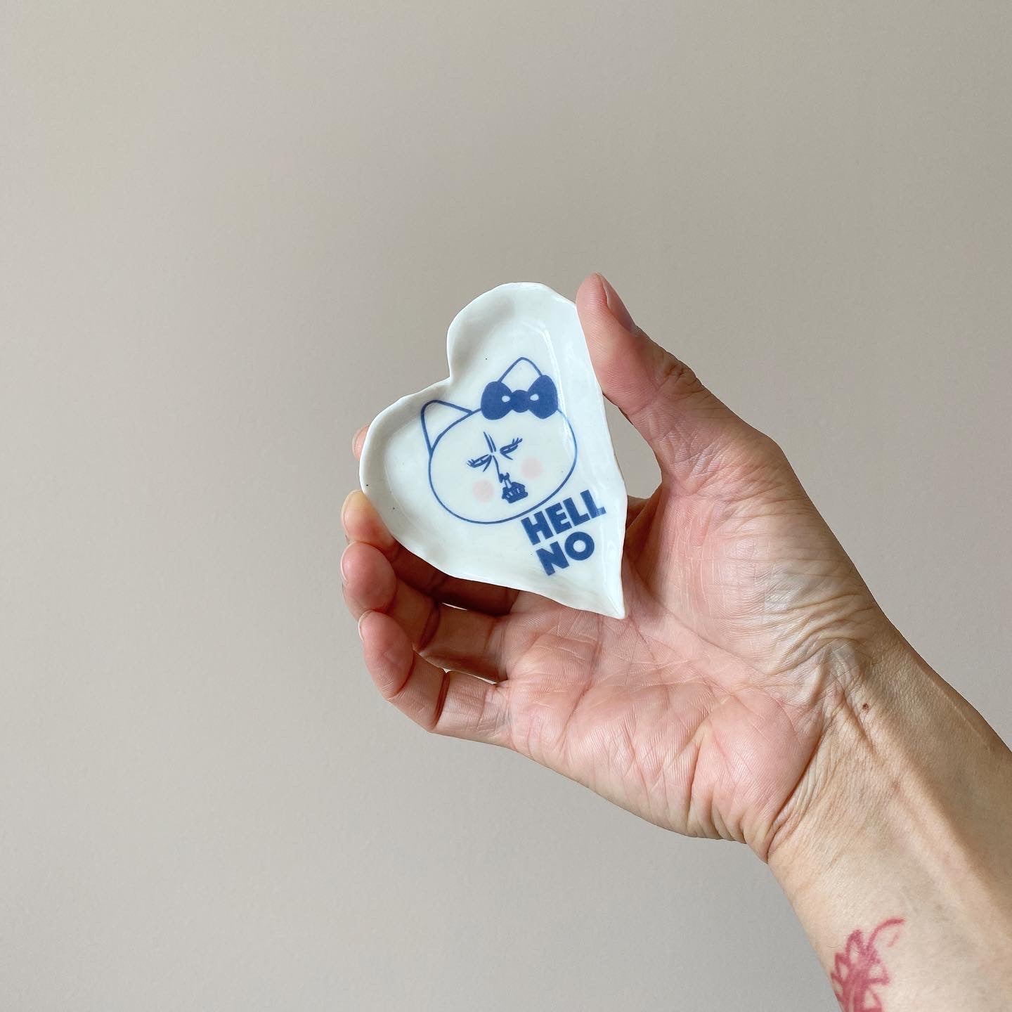 HELL NO KITTY Motif Heart Dish 01